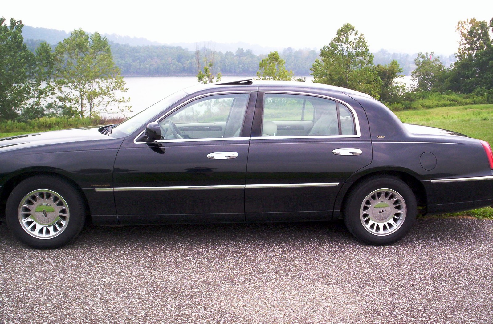1999 Lincoln Town Car Specs, Prices, VINs & Recalls - AutoDetective